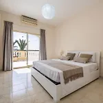 Vilă Azure Dream: Lux 4-bed With Pool, Sea View & Garage Mellieħa