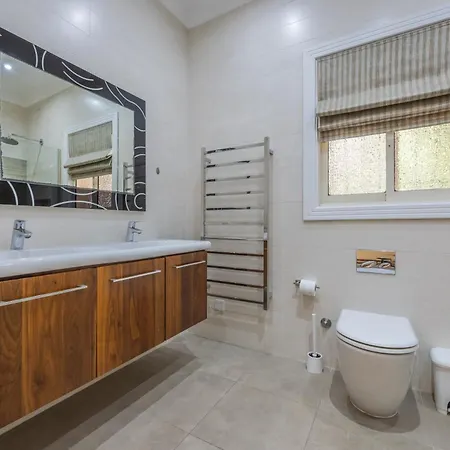 Villa Azure Dream: Lux 4-bed With Pool, Sea View & Garage Mellieha