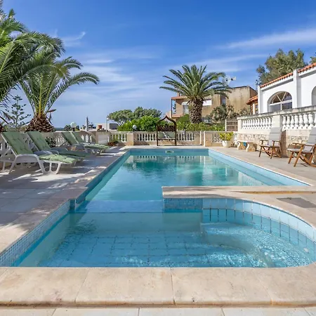 Azure Dream: Lux 4-bed With Pool, Sea View & Garage Villa *