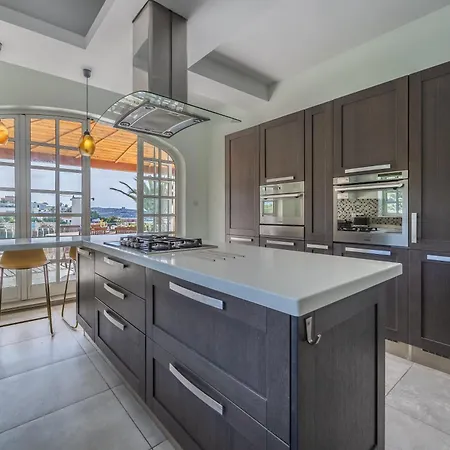 Azure Dream: Lux 4-bed With Pool, Sea View & Garage Mellieħa