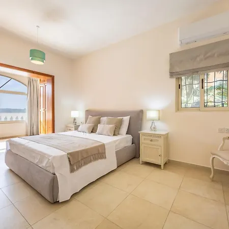 Azure Dream: Lux 4-bed With Pool, Sea View & Garage Villa