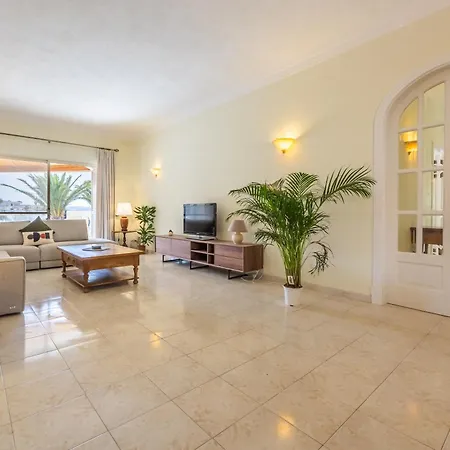 Villa Azure Dream: Lux 4-bed With Pool, Sea View & Garage Mellieha
