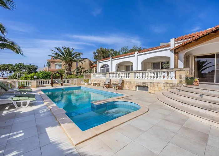 Azure Dream: Lux 4-bed With Pool, Sea View & Garage *