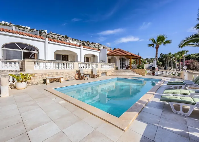 Azure Dream: Lux 4-bed With Pool, Sea View & Garage Villa *