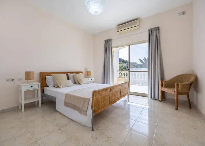 Azure Dream: Lux 4-bed With Pool, Sea View & Garage