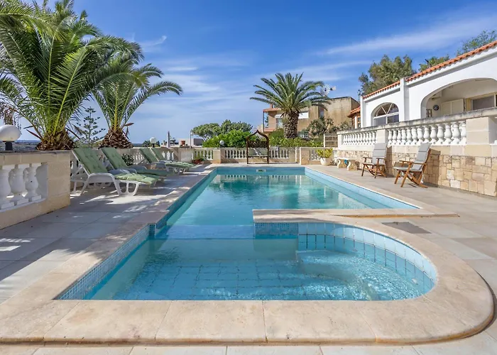 Azure Dream: Lux 4-bed With Pool, Sea View & Garage Villa *