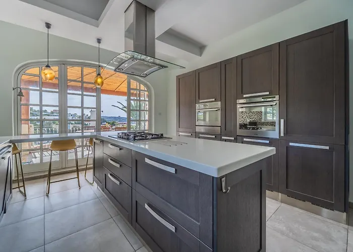 Azure Dream: Lux 4-bed With Pool, Sea View & Garage Mellieħa