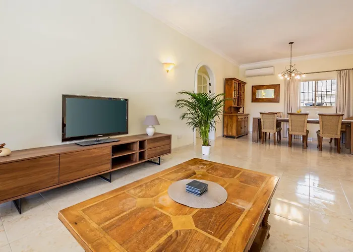 Azure Dream: Lux 4-bed With Pool, Sea View & Garage