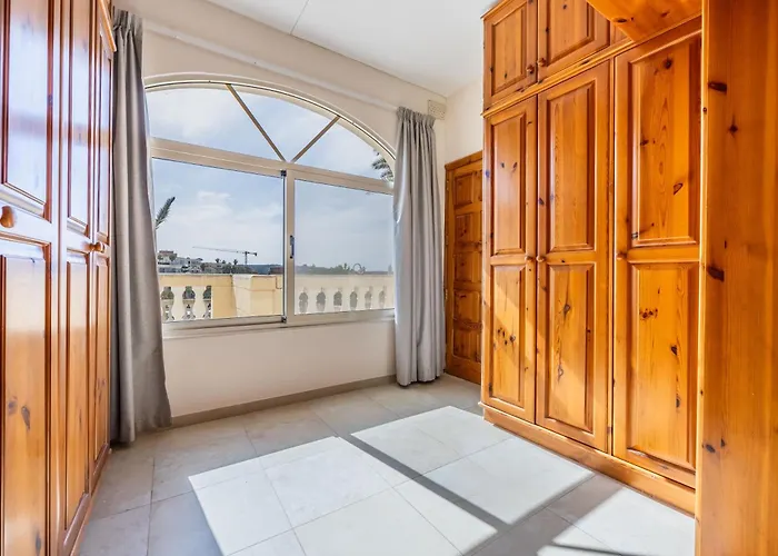 Azure Dream: Lux 4-bed With Pool, Sea View & Garage Mellieħa