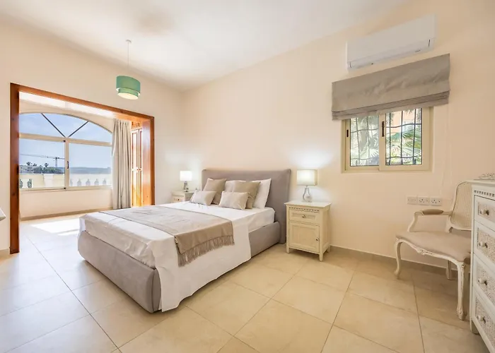 Azure Dream: Lux 4-bed With Pool, Sea View & Garage Villa