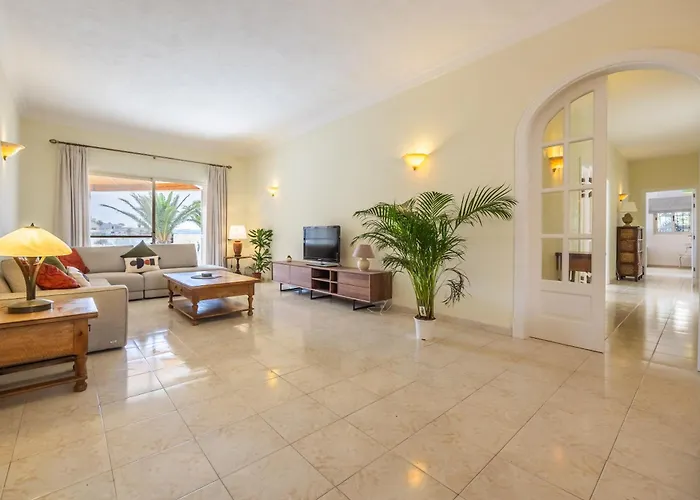 Villa Azure Dream: Lux 4-bed With Pool, Sea View & Garage Mellieħa