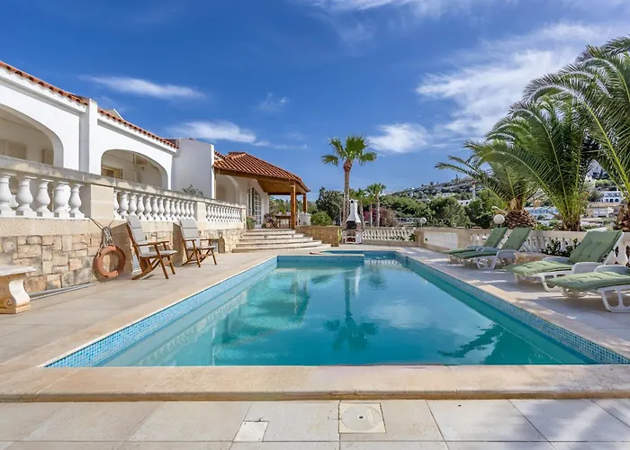 Azure Dream: Lux 4-bed With Pool, Sea View & Garage